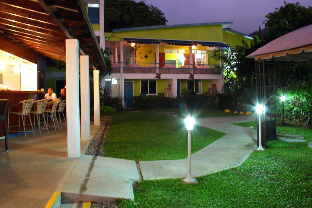 Castle Comfort Lodge Roseau Esterno foto