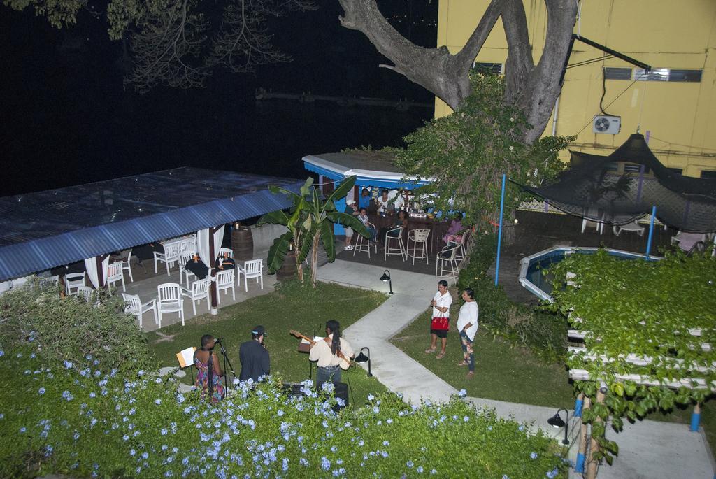 Castle Comfort Lodge Roseau Esterno foto